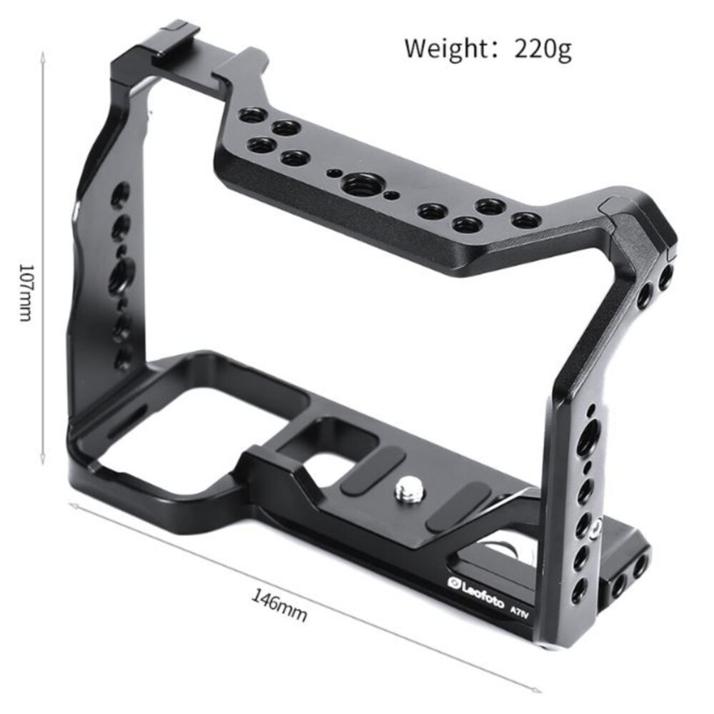 Leofoto cameracage voor Sony Alpha 7 IV boven- en zijaanzicht met aangegeven afmetingen en gewicht van 220 gram.