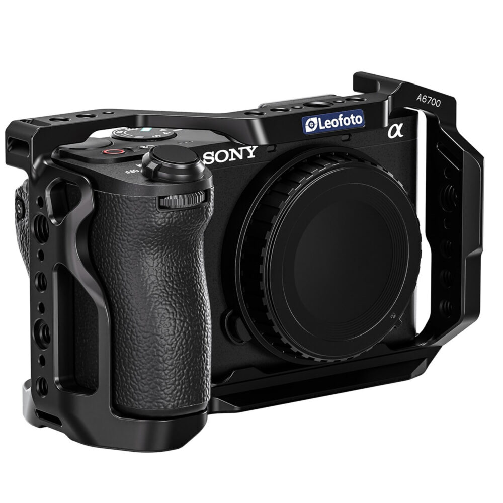 Leofoto A6700 cameracage gemonteerd rond Sony Alpha A6700 camera frontaal gezien met vrije toegang tot knoppen.