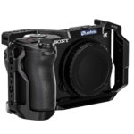Leofoto-Camera-Cage-for-Sony-Alpha-A6700-1 Leofoto A6700 cameracage gemonteerd rond Sony Alpha A6700 camera frontaal gezien met vrije toegang tot knoppen.