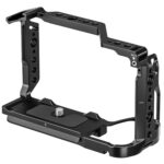 Leofoto-Camera-Cage-for-Sony-Alpha-A6700-2 Leofoto A6700 cameracage rechtsvoor aanzicht met centrale 1/4-inch bevestigingsschroef op de bodemplaat.