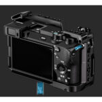 Leofoto-Camera-Cage-for-Sony-Alpha-A6700-3 Leofoto A6700 cameracage achteraanzicht met lcd-scherm van de camera en blauwe vergrendelstrip onderaan.
