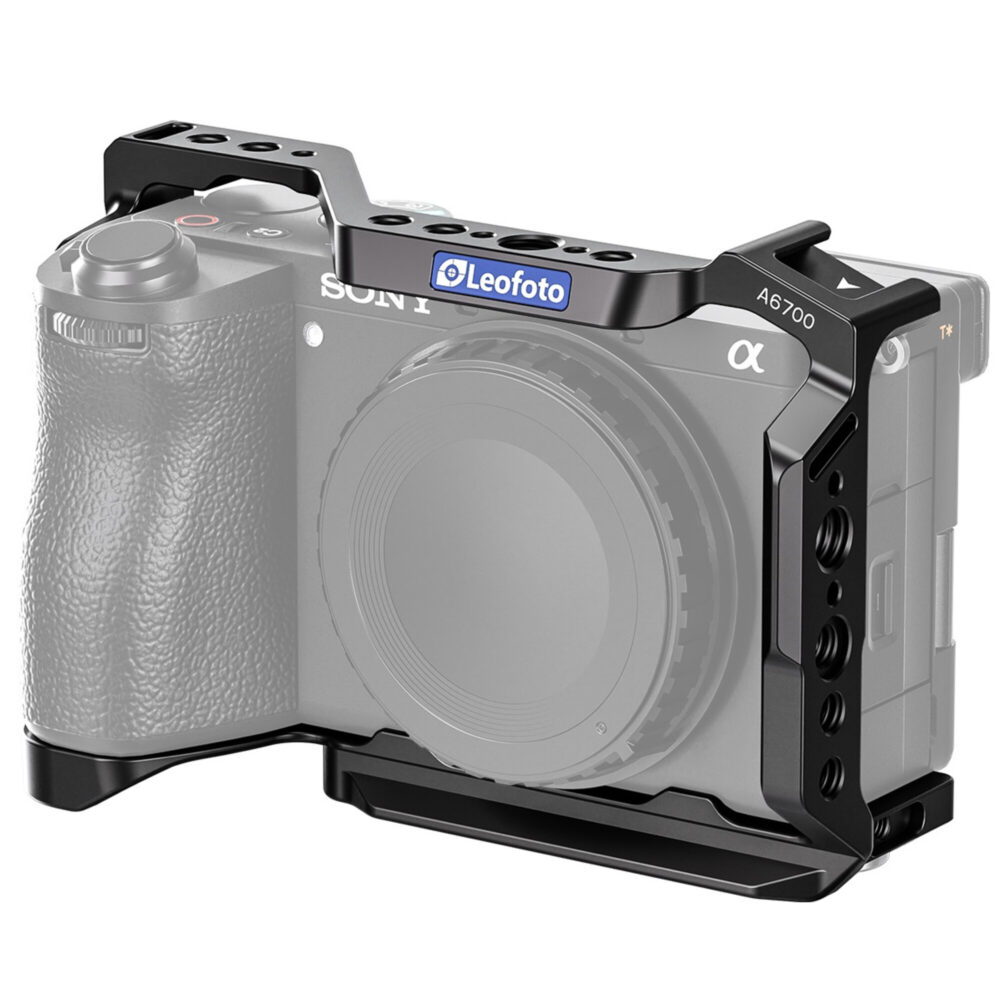 Leofoto A6700 cameracage semi-transparante weergave rond camera om pasvorm en bescherming te tonen.