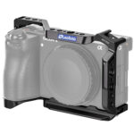 Leofoto-Camera-Cage-for-Sony-Alpha-A6700-4 Leofoto A6700 cameracage semi-transparante weergave rond camera om pasvorm en bescherming te tonen.