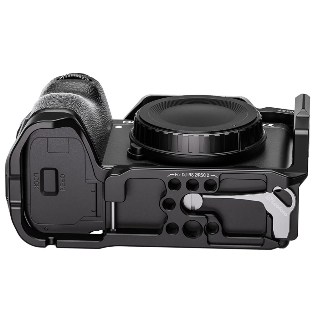 Leofoto A6700 cameracage onderaanzicht van liggende camera met Arca-Swiss profiel en meerdere schroefgaten.