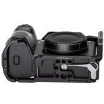 Leofoto-Camera-Cage-for-Sony-Alpha-A6700-5 Leofoto A6700 cameracage onderaanzicht van liggende camera met Arca-Swiss profiel en meerdere schroefgaten.