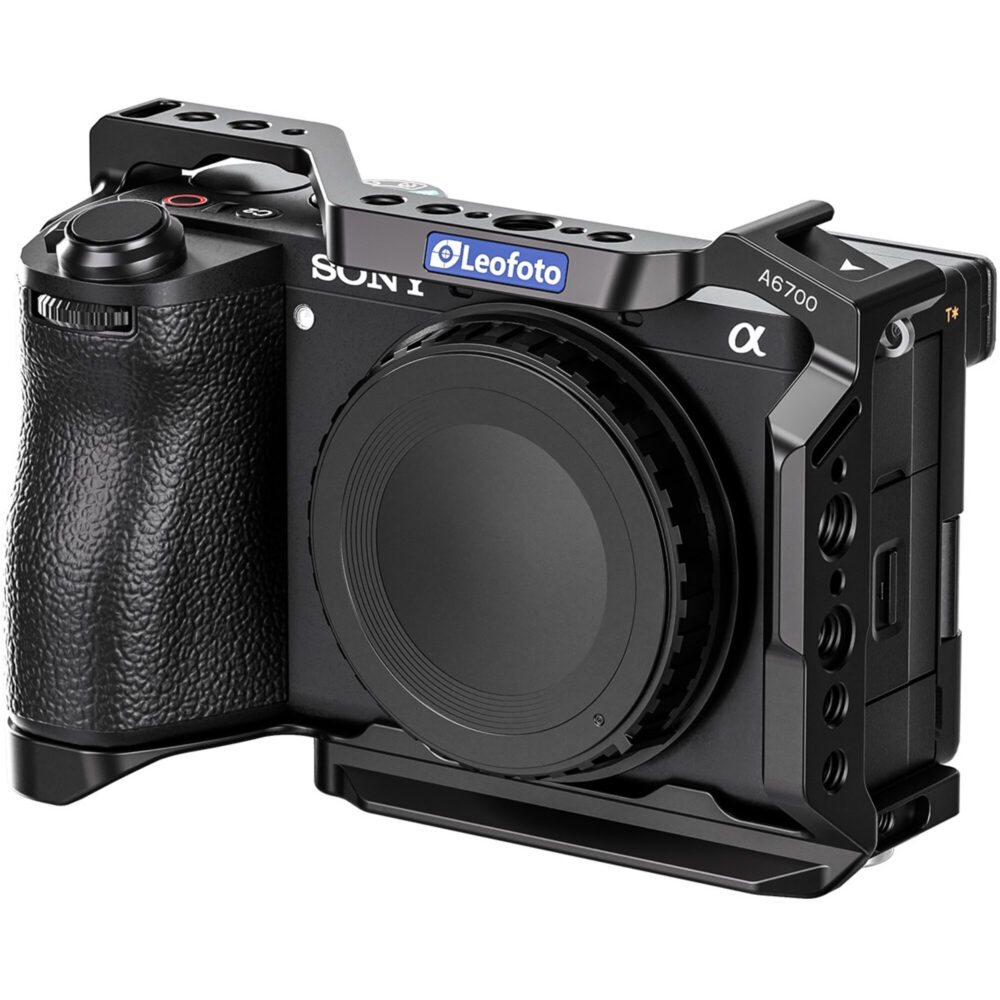 Leofoto A6700 cameracage frontaanzicht met Sony Alpha A6700 body en duidelijke Leofoto markering bovenop.