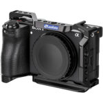 Leofoto-Camera-Cage-for-Sony-Alpha-A6700-6 Leofoto A6700 cameracage frontaanzicht met Sony Alpha A6700 body en duidelijke Leofoto markering bovenop.