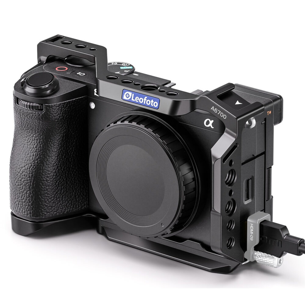 Leofoto A6700 cameracage diagonaal vooraanzicht met camera en zilverkleurige ankerpuntbeugel aan de rechterzijde.