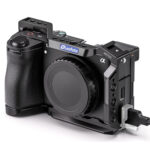 Leofoto-Camera-Cage-for-Sony-Alpha-A6700-7 Leofoto A6700 cameracage diagonaal vooraanzicht met camera en zilverkleurige ankerpuntbeugel aan de rechterzijde.