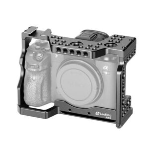 Leofoto A7R3/A9/A7M3 cameracage gemonteerd rond transparant weergegeven Sony Alpha body vooraanzicht.