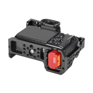 Leofoto A7R3/A9/A7M3 cameracage onderaanzicht met liggende camera en Arca-Swiss bodemplaat met rode accu-deur.