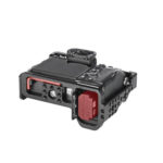 Leofoto A7R4 cameracage onderaanzicht met liggende camera en zicht op Arca-Swiss profiel en poorten.