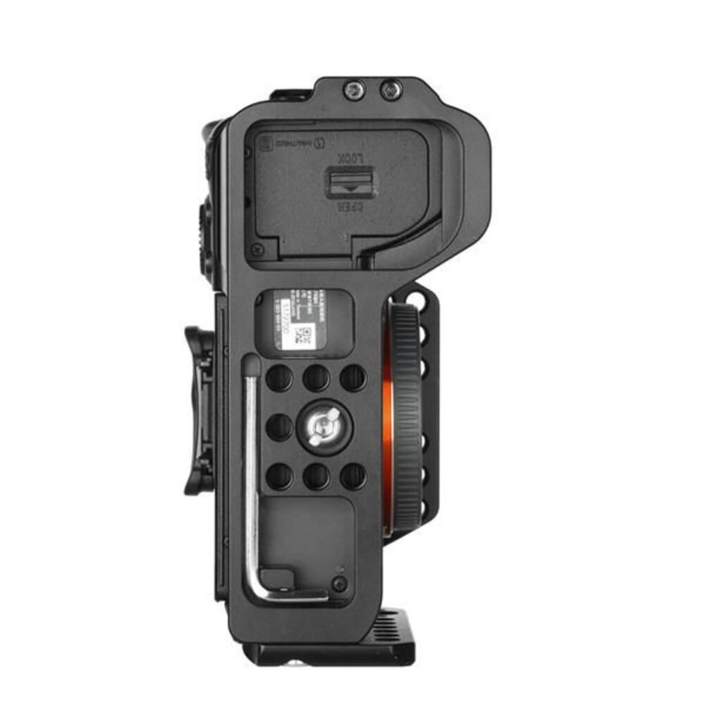 Leofoto A7R4 cameracage zijaanzicht met Sony Alpha A7R4 staand en volledig toegankelijke aansluitingen.