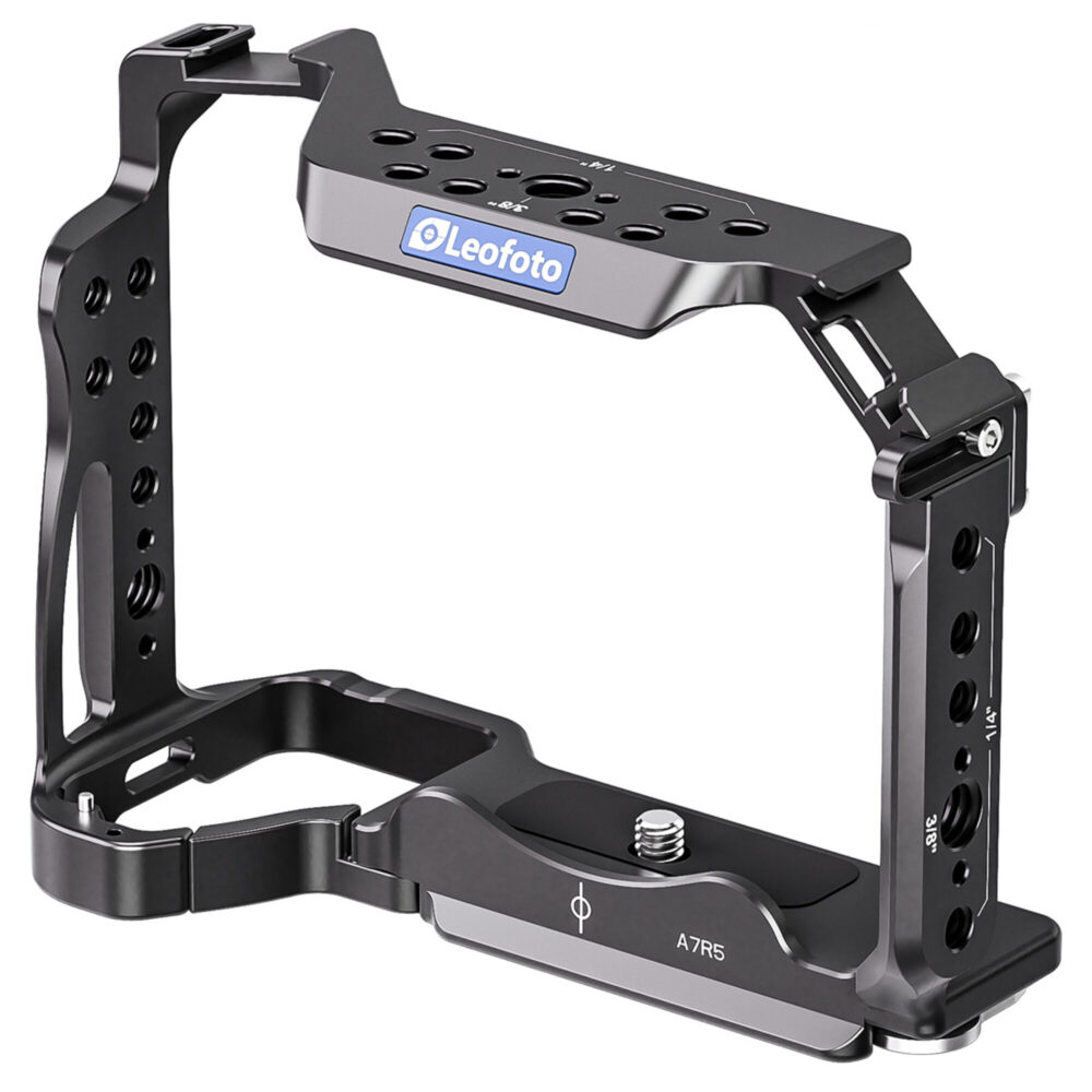 Leofoto A7R5 cameracage onderaanzicht met Arca-Swiss profiel en centrale 1/4-inch bevestigingsschroef.