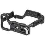Leofoto A7R5 cameracage achteraanzicht met vrij gehouden ruimte voor het uitklapbare lcd-scherm.