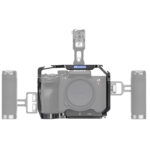 Leofoto A7R5 cameracage videorig met twee zijhandgrepen en bovengreep rond Sony A7R5 camera frontaal.