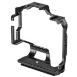 Leofoto Z8 cameracage zijaanzicht met verlengde bodemplaat en diverse 1/4"-schroefgaten voor accessoires.