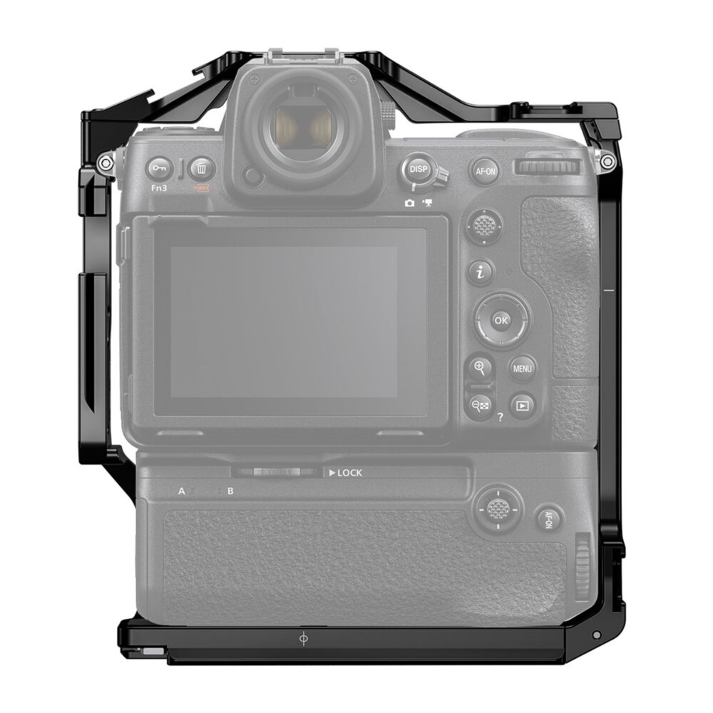 Leofoto Z8 cameracage gemonteerd rond Nikon Z8 met batterijgreep, achteraanzicht met vrije toegang tot knoppen en poorten.