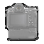 Leofoto Z8 cameracage gemonteerd rond Nikon Z8 met batterijgreep, achteraanzicht met vrije toegang tot knoppen en poorten.
