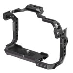 Leofoto-Camera-Cage-For-Canon-EOS-R6-II-2 Leofoto EOS R6 II cameracage rechtsvoor aanzicht met hoge zijkanten en meerdere 1/4-inch schroefgaten.