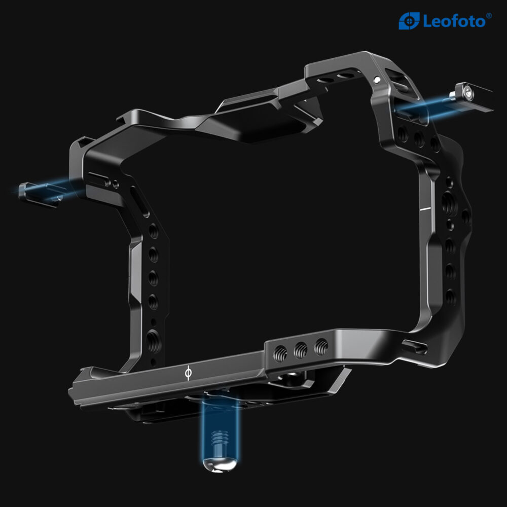 Leofoto EOS R6 II cameracage op donkere achtergrond gemonteerd op blauwe statiefadapter.