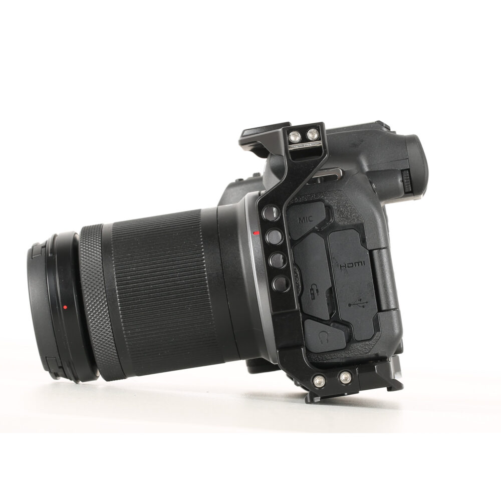 Leofoto EOS R7 cameracage gemonteerd rond Canon EOS R7 camera met lens op lichte achtergrond.