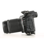 Leofoto EOS R7 cameracage gemonteerd rond Canon EOS R7 camera met lens op lichte achtergrond.