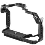 Leofoto EOS R8 cameracage linksvoor aanzicht met hoge zijframes en meerdere 1/4-inch montagegaten.