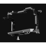 Leofoto EOS R8 cameracage onderaanzicht op donkere achtergrond met brede Arca-Swiss basis.