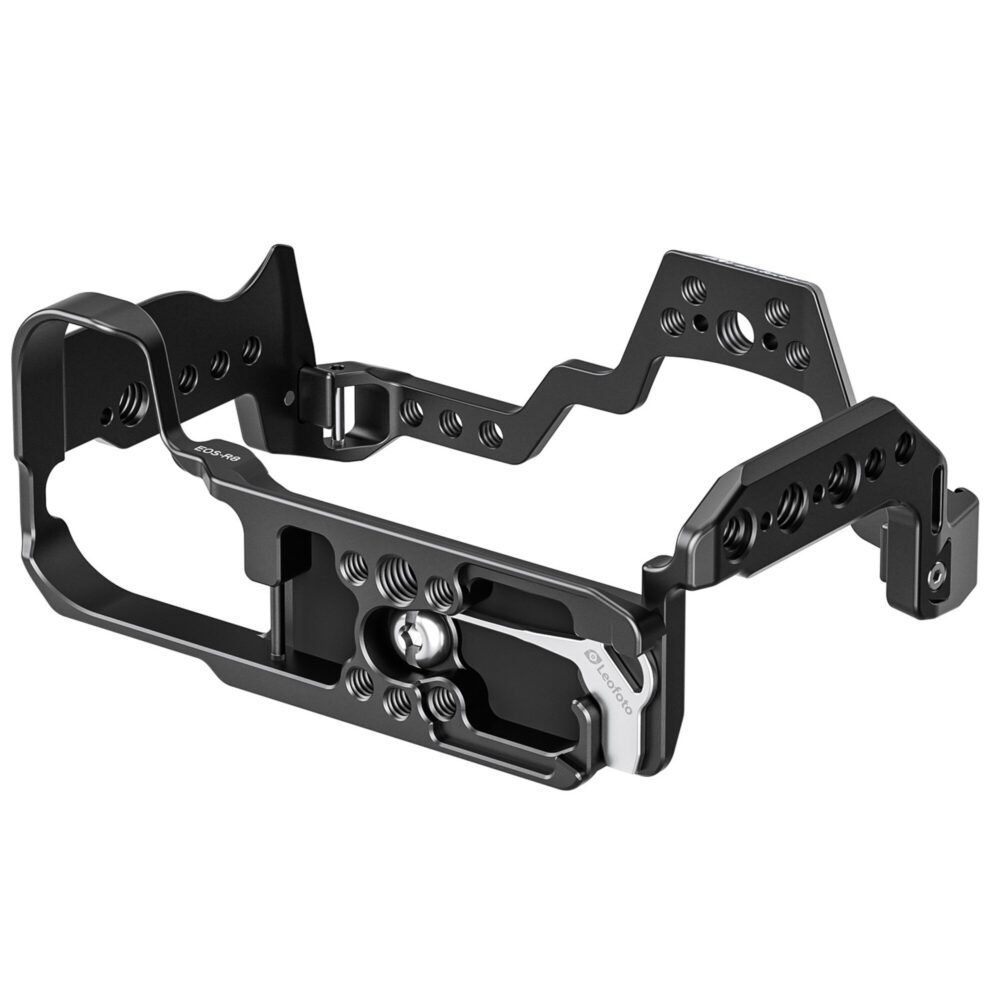 Leofoto EOS R8 cameracage diagonaal onderaanzicht met zicht op bevestigingsschroef en antitwist-pin.