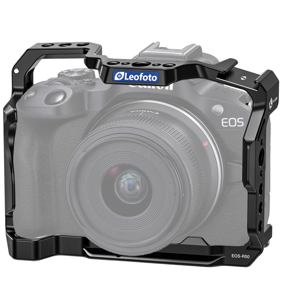 Leofoto EOS R50 cameracage gemonteerd rond Canon EOS R50 camera met lens, gezien van voren.