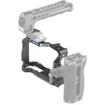 Leofoto-Camera-Cage-For-Canon-EOS-R50-6 Leofoto EOS R50 cameracage videorig met bovengreep en zijgreep op lichte achtergrond als gebruiksvoorbeeld.