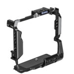 Leofoto X-H2(s) cameracage vooraanzicht met lange bovenplaat en centrale 1/4-inch bevestigingsschroef.
