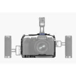 Leofoto X-S20 cameracage gemonteerd rond Fujifilm X-S20 camera met bovenhandgreep en twee zijhandgrepen als rig.
