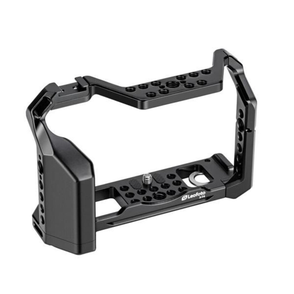 Leofoto X-T4 cameracage schuin vooraanzicht met bovenplaat vol 1/4-inch schroefgaten en brede bodemplaat.