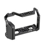 Leofoto X-T4 cameracage schuin vooraanzicht met bovenplaat vol 1/4-inch schroefgaten en brede bodemplaat.