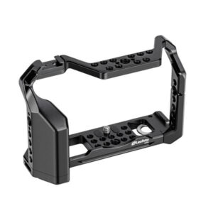 Leofoto X-T4 cameracage schuin vooraanzicht met bovenplaat vol 1/4-inch schroefgaten en brede bodemplaat.
