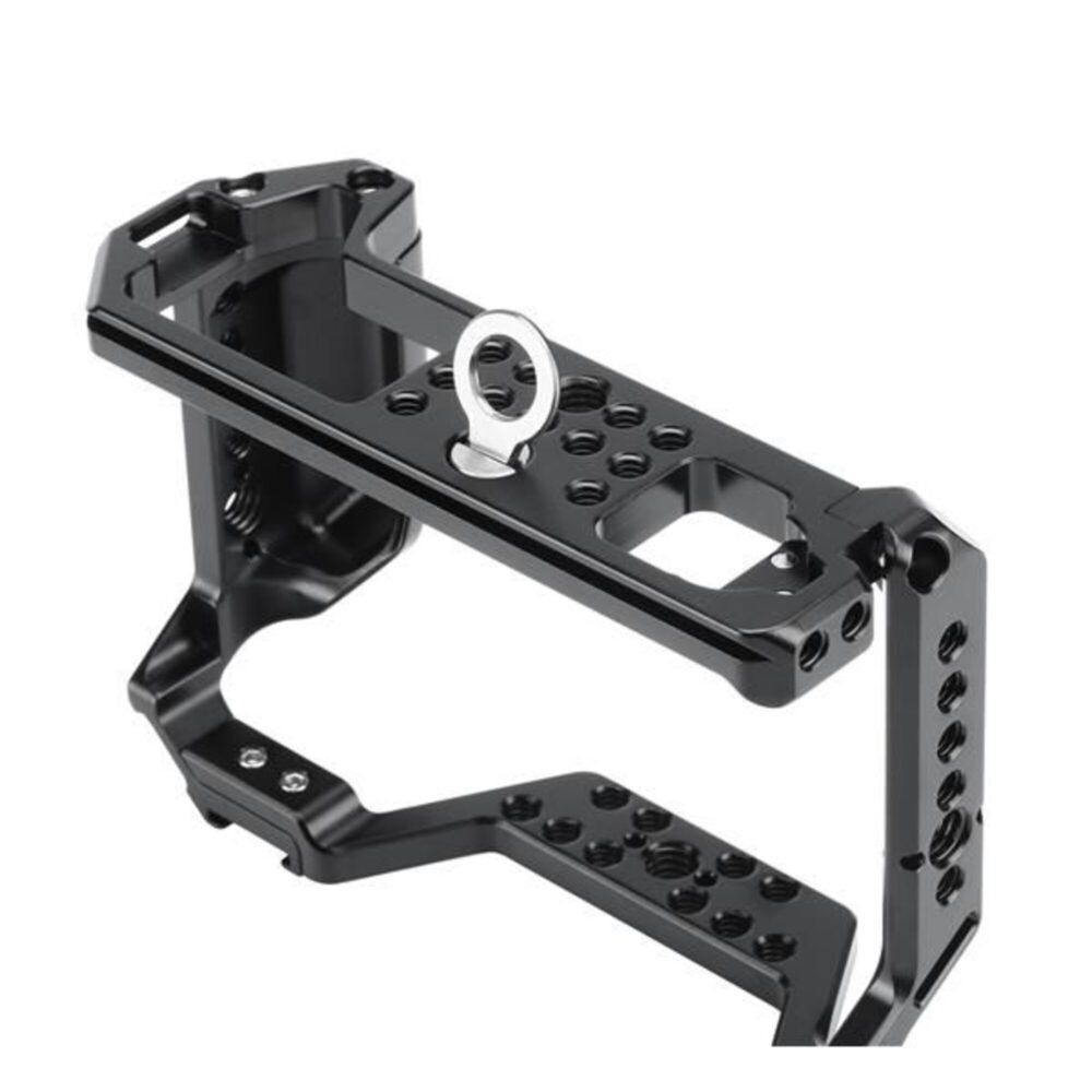 Leofoto X-T4 cameracage diagonaal onderaanzicht met Arca-Swiss profiel en centrale bevestigingsschroef.