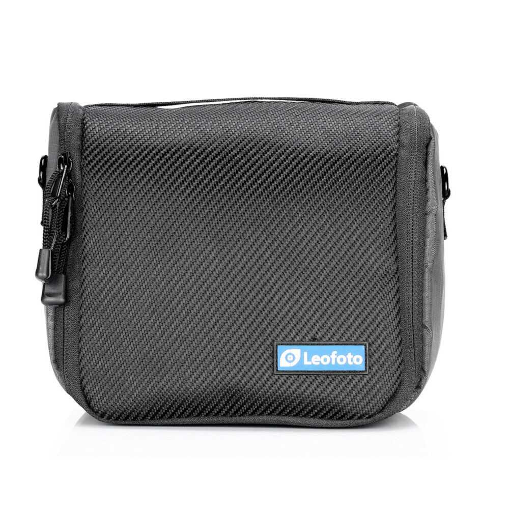 Leofoto AC-2 statieftas frontaanzicht van gesloten tas met textuurstof en blauw Leofoto label.