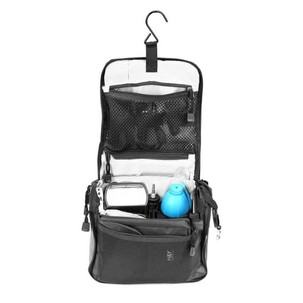 Leofoto AC-2 statieftas open tas hangend aan haak met statiefkop en foto-accessoires overzichtelijk opgeborgen.
