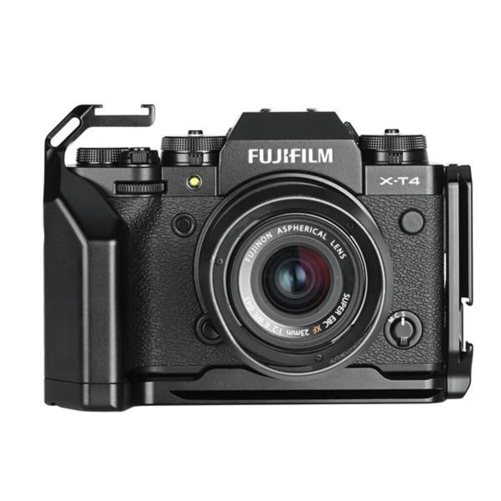 Leofoto LPF-XT4 L-bevestiging frontaanzicht van Fujifilm X-T4 met gemonteerde L-plaat en vergrote rechterhandgreep.