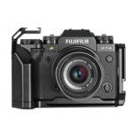 Leofoto LPF-XT4 L-bevestiging frontaanzicht van Fujifilm X-T4 met gemonteerde L-plaat en vergrote rechterhandgreep.