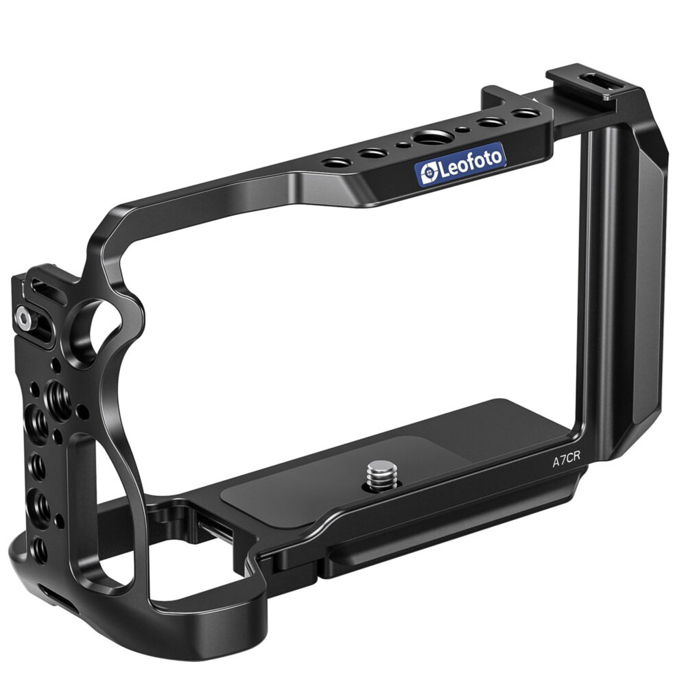 Leofoto A7CR cameracage perspectiefaanzicht met ergonomische handgreep en meerdere 1/4-inch montagegaten voor accessoires.