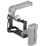 Leofoto A7CR cameracage gemonteerd in videorig met in grijs getoonde top-handle en zijhandgreep voor Sony Alpha A7CII.