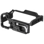 Leofoto A7CR cameracage onderaanzicht met anti-twist pinnen, Arca-Swiss profiel en centraal 1/4-inch montagepunt.