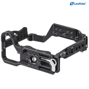 Leofoto A7SIII cameracage bovenaanzicht van losse cage met Arca‑Swiss compatibele onderzijde.