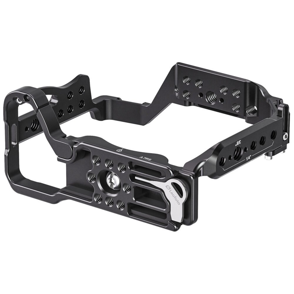 Leofoto A7SIII cameracage onderaanzicht liggend met zichtbare 1/4" schroefgaten en uitsparingen.