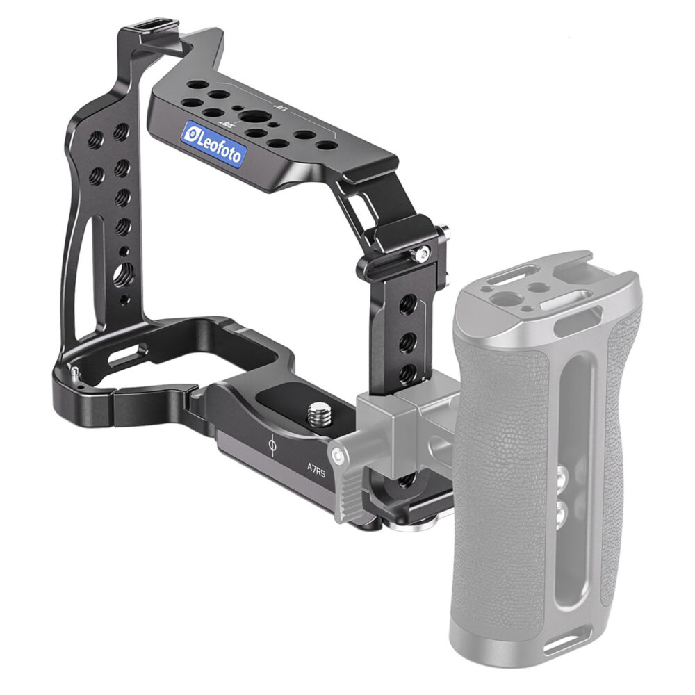 Leofoto A7SIII cameracage schuin zijaanzicht rechts met gemonteerde voorbeeldsidehandle in grijs.