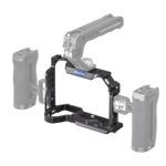 Leofoto A7SIII cameracage exploded view met cage en top‑ en sidehandle los rond een voorbeeldcamera.