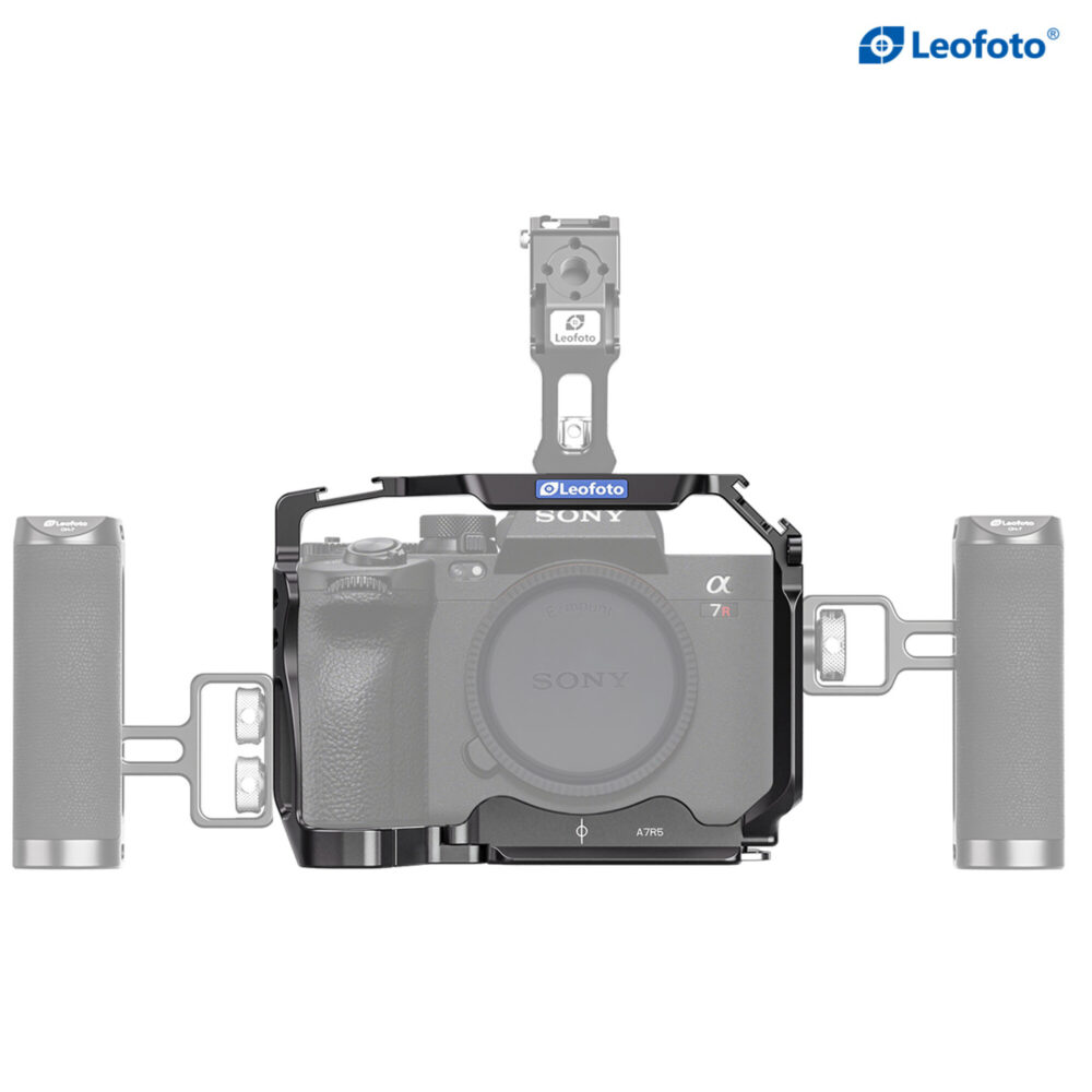 Leofoto A7SIII cameracage close‑up frontaal rond voorbeeldcamera op statiefplaat.